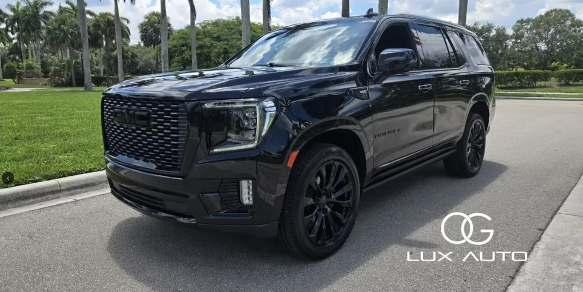 2021 GMC Yukon Denali, front three-quarter view