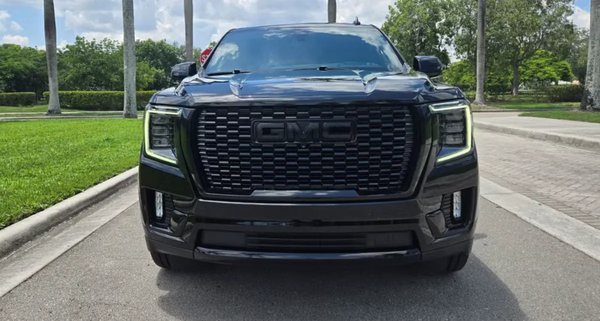 2021 GMC Yukon Denali, grille detail