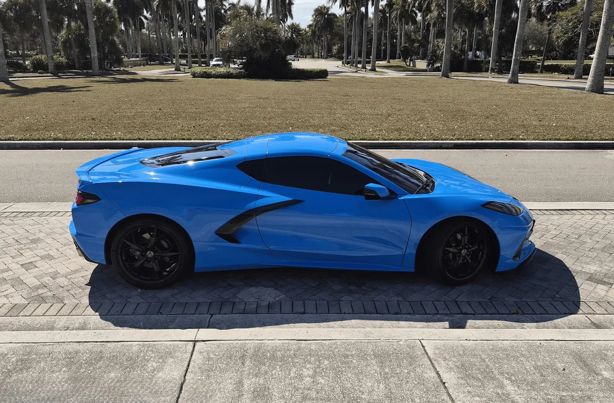 Chevrolet Corvette Stingray - side profile